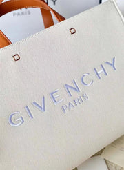 Tela impermeabile Givenchy con corpo hardware interamente in acciaio