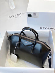 Borsa a mano Givenchy Antigona in pelle liscia