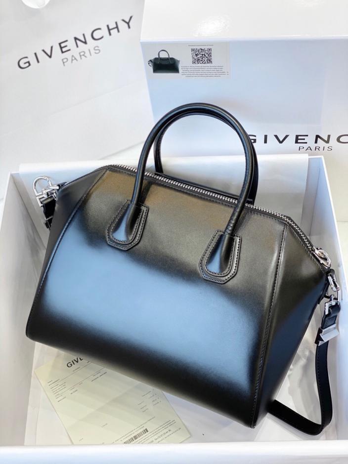 Borsa a mano Givenchy Antigona in pelle liscia