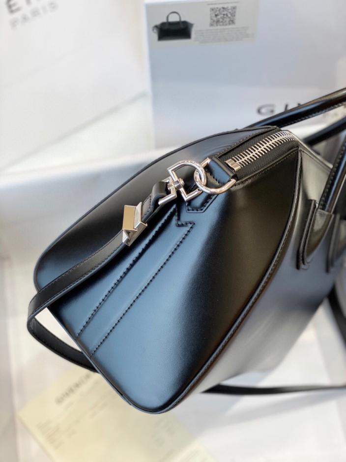 Borsa a mano Givenchy Antigona in pelle liscia