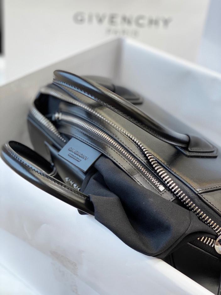 Borsa a mano Givenchy Antigona in pelle liscia