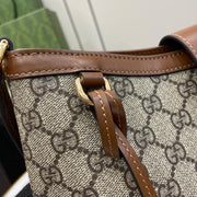 Borsa a tracolla media Gucci serie Padlock GG