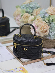 Borsa da toilette piccola Dior 30 Montaigne “Pelle di pecora nera”