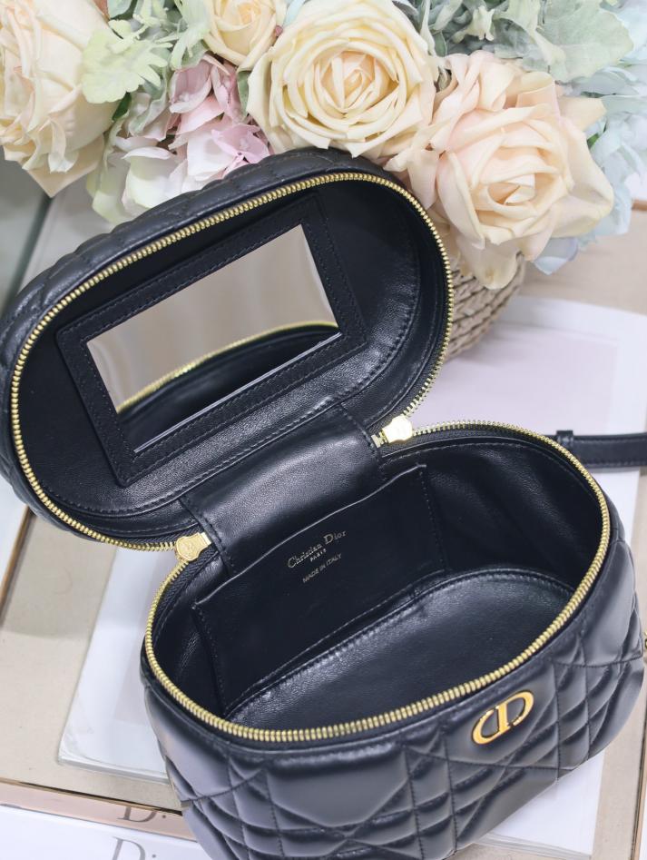 Borsa da toilette piccola Dior 30 Montaigne “Pelle di pecora nera”