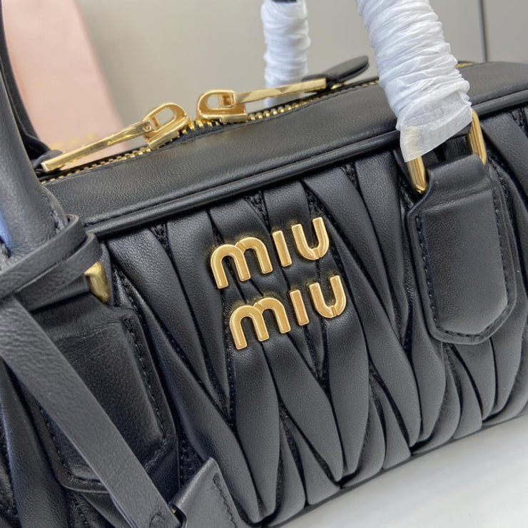 Con set completo di confezioni originali da banco” MIU MIU Arcadie Matelasse borsa a tracolla in pelle di pecora media 27 cm