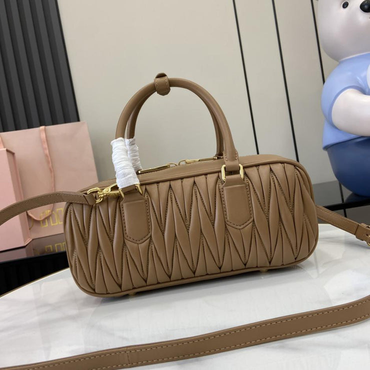 Con set completo di confezioni originali da banco” MIU MIU Arcadie Matelasse borsa a tracolla da bowling media in pelle di pecora da 27 cm