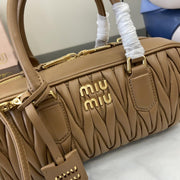 Con set completo di confezioni originali da banco” MIU MIU Arcadie Matelasse borsa a tracolla da bowling media in pelle di pecora da 27 cm