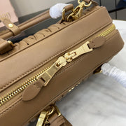 Con set completo di confezioni originali da banco” MIU MIU Arcadie Matelasse borsa a tracolla da bowling media in pelle di pecora da 27 cm