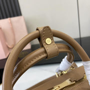 Con set completo di confezioni originali da banco” MIU MIU Arcadie Matelasse borsa a tracolla da bowling media in pelle di pecora da 27 cm