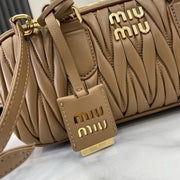 Con set completo di confezioni originali da banco” MIU MIU Arcadie Matelasse borsa a tracolla da bowling media in pelle di pecora da 27 cm
