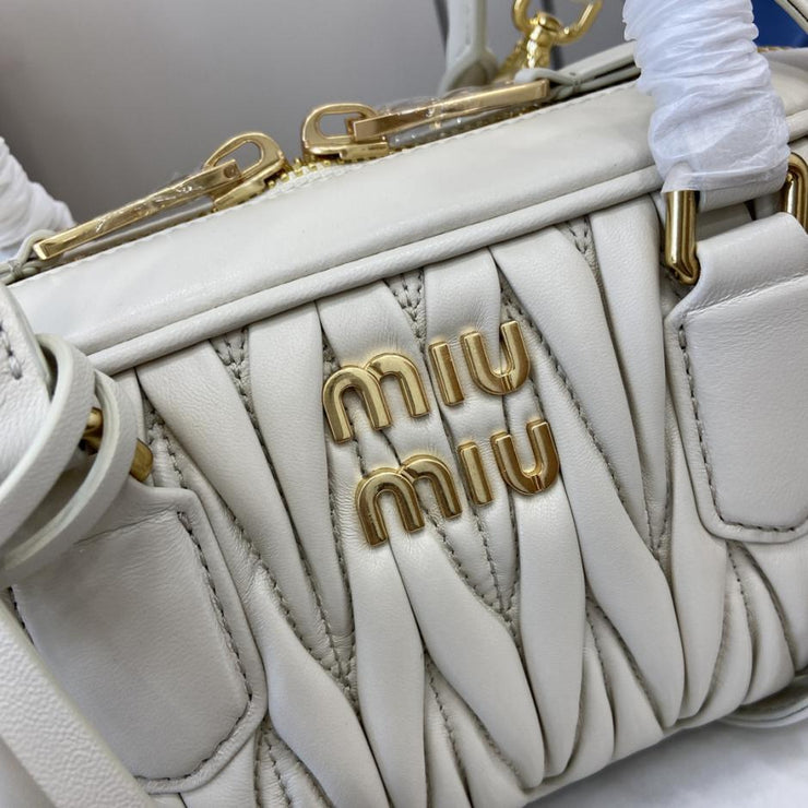 Con set completo di confezioni originali da banco” MIU MIU Arcadie Matelasse borsa a tracolla da bowling media in pelle di pecora da 27 cm