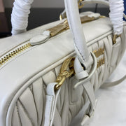 Con set completo di confezioni originali da banco” MIU MIU Arcadie Matelasse borsa a tracolla da bowling media in pelle di pecora da 27 cm