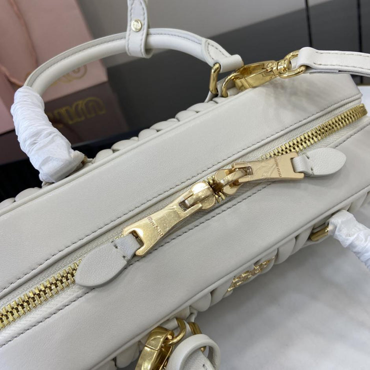 Con set completo di confezioni originali da banco” MIU MIU Arcadie Matelasse borsa a tracolla da bowling media in pelle di pecora da 27 cm