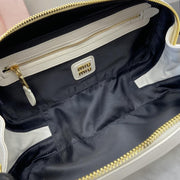 Con set completo di confezioni originali da banco” MIU MIU Arcadie Matelasse borsa a tracolla da bowling media in pelle di pecora da 27 cm