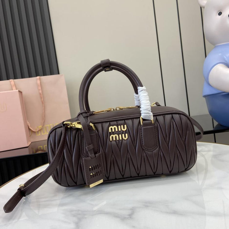 Con set completo di confezioni originali da banco” MIU MIU Arcadie Matelasse borsa a tracolla da bowling media in pelle di pecora da 27 cm