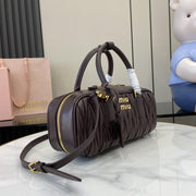 Con set completo di confezioni originali da banco” MIU MIU Arcadie Matelasse borsa a tracolla da bowling media in pelle di pecora da 27 cm