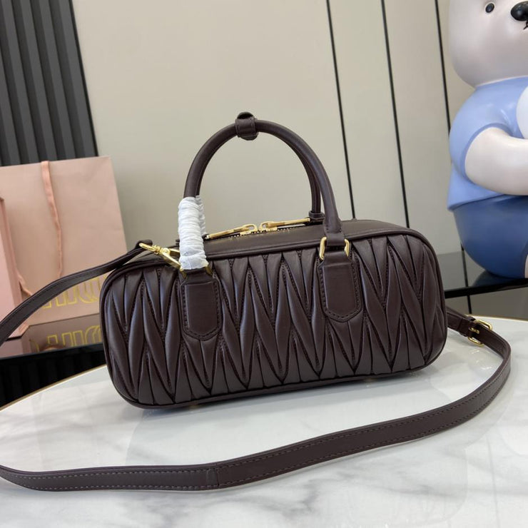 Con set completo di confezioni originali da banco” MIU MIU Arcadie Matelasse borsa a tracolla da bowling media in pelle di pecora da 27 cm