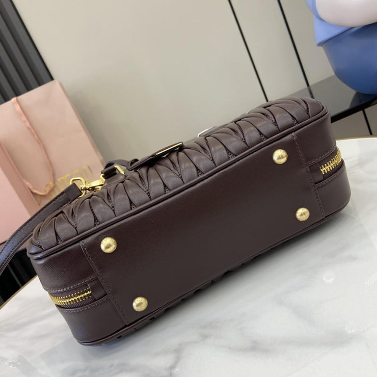 Con set completo di confezioni originali da banco” MIU MIU Arcadie Matelasse borsa a tracolla da bowling media in pelle di pecora da 27 cm