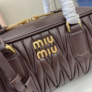 Con set completo di confezioni originali da banco” MIU MIU Arcadie Matelasse borsa a tracolla da bowling media in pelle di pecora da 27 cm