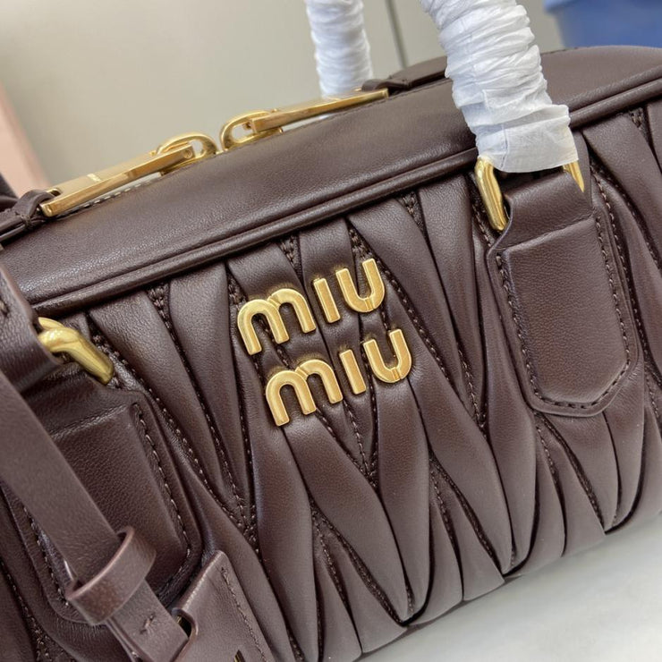 Con set completo di confezioni originali da banco” MIU MIU Arcadie Matelasse borsa a tracolla da bowling media in pelle di pecora da 27 cm