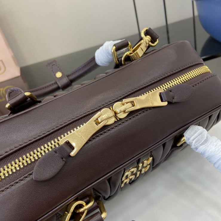 Con set completo di confezioni originali da banco” MIU MIU Arcadie Matelasse borsa a tracolla da bowling media in pelle di pecora da 27 cm