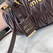 Con set completo di confezioni originali da banco” MIU MIU Arcadie Matelasse borsa a tracolla da bowling media in pelle di pecora da 27 cm