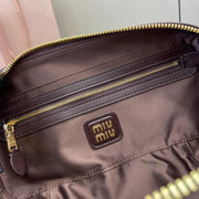 Con set completo di confezioni originali da banco” MIU MIU Arcadie Matelasse borsa a tracolla da bowling media in pelle di pecora da 27 cm