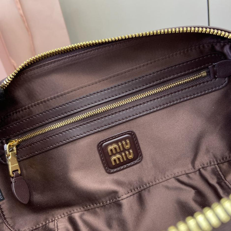 Con set completo di confezioni originali da banco” MIU MIU Arcadie Matelasse borsa a tracolla da bowling media in pelle di pecora da 27 cm