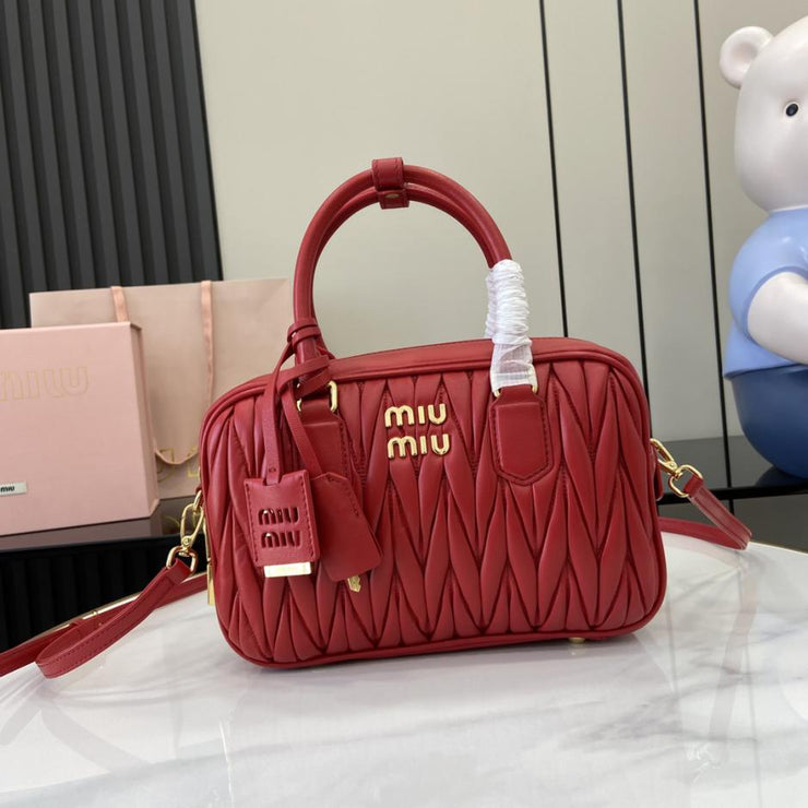 Con set completo di confezioni originali da banco” Borsa a tracolla da bowling media MIU MIU Arcadie Matelasse in pelle di pecora