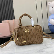 Con set completo di confezioni originali da banco” Borsa a tracolla bowling media MIU MIU Arcadie Matelasse in pelle di pecora