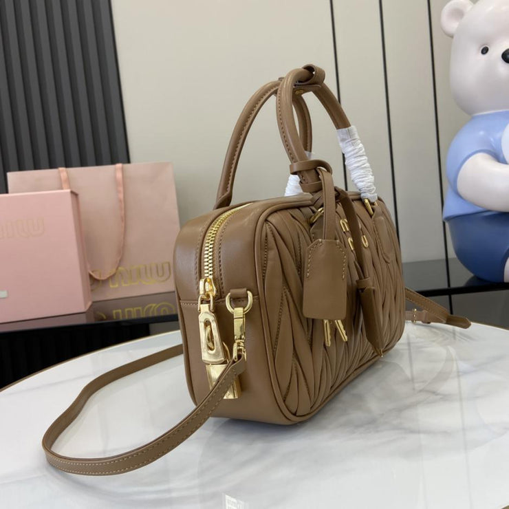 Con set completo di confezioni originali da banco” Borsa a tracolla bowling media MIU MIU Arcadie Matelasse in pelle di pecora