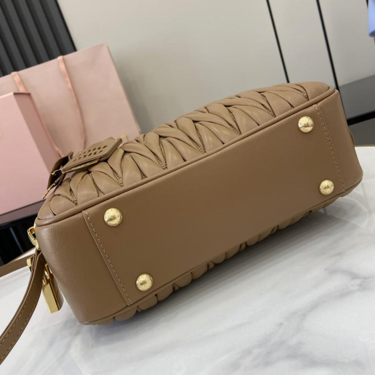 Con set completo di confezioni originali da banco” Borsa a tracolla bowling media MIU MIU Arcadie Matelasse in pelle di pecora