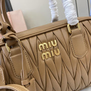 Con set completo di confezioni originali da banco” Borsa a tracolla bowling media MIU MIU Arcadie Matelasse in pelle di pecora