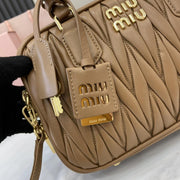 Con set completo di confezioni originali da banco” Borsa a tracolla bowling media MIU MIU Arcadie Matelasse in pelle di pecora