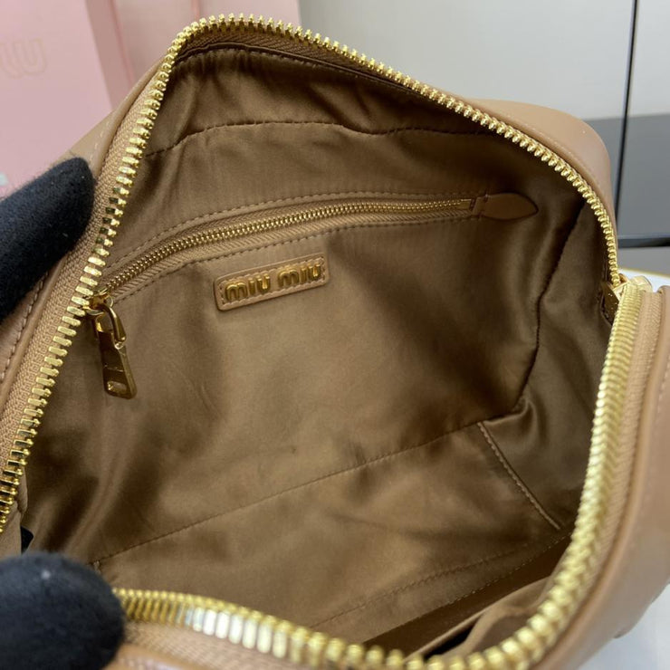 Con set completo di confezioni originali da banco” Borsa a tracolla bowling media MIU MIU Arcadie Matelasse in pelle di pecora