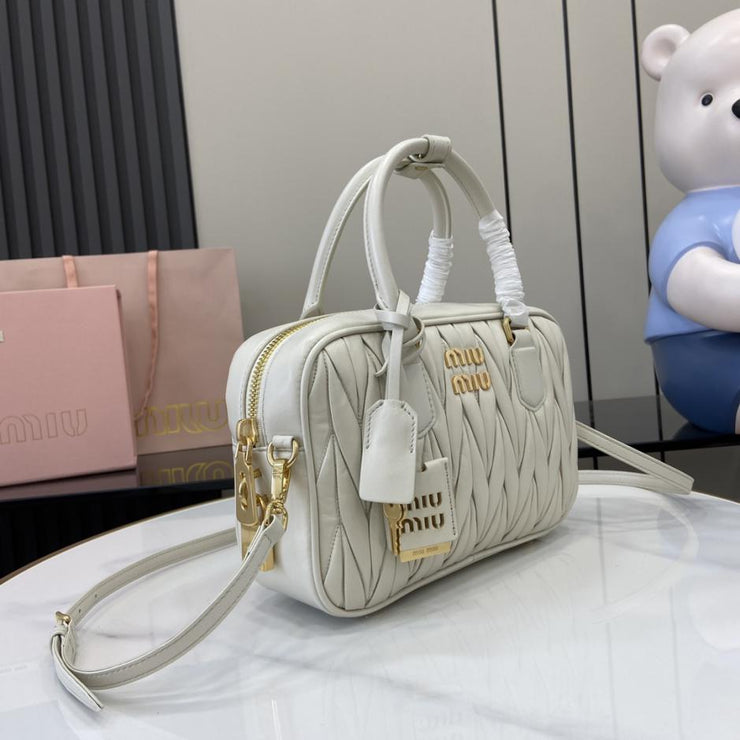 Con set completo di confezioni originali da banco” Borsa a tracolla da bowling media MIU MIU Arcadie Matelasse in pelle di pecora