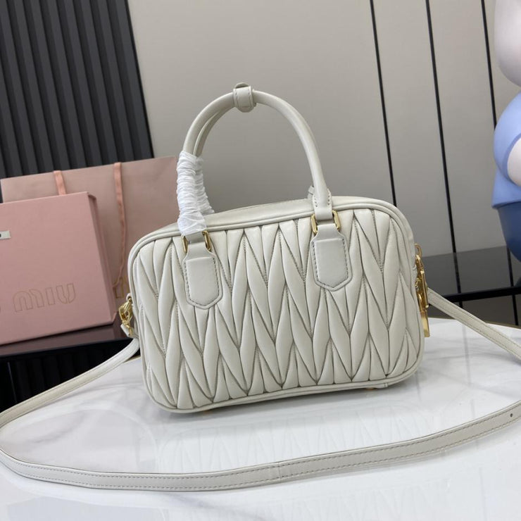 Con set completo di confezioni originali da banco” Borsa a tracolla da bowling media MIU MIU Arcadie Matelasse in pelle di pecora