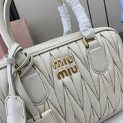 Con set completo di confezioni originali da banco” Borsa a tracolla da bowling media MIU MIU Arcadie Matelasse in pelle di pecora