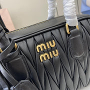 Con set completo di confezioni originali da banco” Borsa a tracolla da bowling media MIU MIU Arcadie Matelasse in pelle di pecora