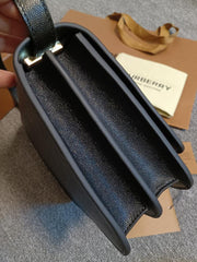 Borsa a tracolla in pelle strutturata Burberry Caviar (JEOHT)