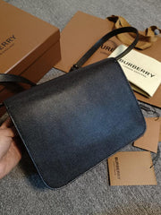 Borsa a tracolla in pelle strutturata Burberry Caviar (JEOHT)