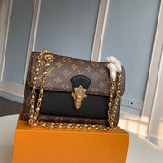 Louis Vuitton Victoire in Tela Monogram e Pelle