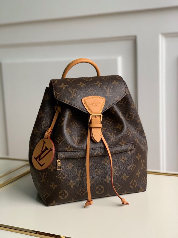 Louis Vuitton Montsouris PM in Tela Monogram