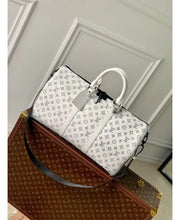 Louis Vuitton Keepall Bandoulière 50 in Pelle Monogram Shadow - Bianco e Blu Navy